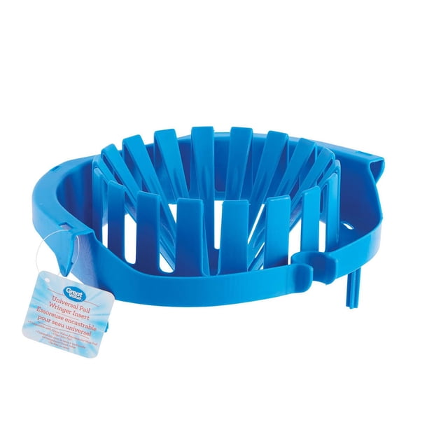 Great Value Seau Universel avec Essoreuse et Insert en Plastique Bleu, avec Lattes Verticales Disposées en Motif Circulaire, Conçu pour Se Clipser dans les Seaux Rectangulaires de Vadrouille Great Value pour un Essorage Efficace de la Vadrouille, Vu de devant sur un Fond Blanc, Convient Aussi à l'Utilisation avec d'Autres Seaux de Vadrouille Compatibles.