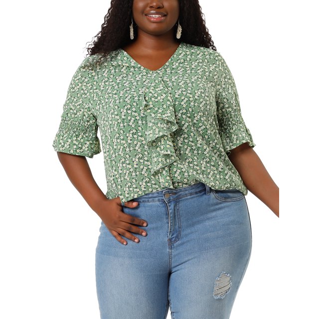 GRACE & GRANDEUR Blouse pour Femme Grande Taille Verte à Motif floral, avec Encolure en V, devant à Volants et Manches Courtes Smockées. la Blouse Est Habillée de jeans Bleu Pâle Usés, Mettant en Valeur Son design Décontracté et Polyvalent.
