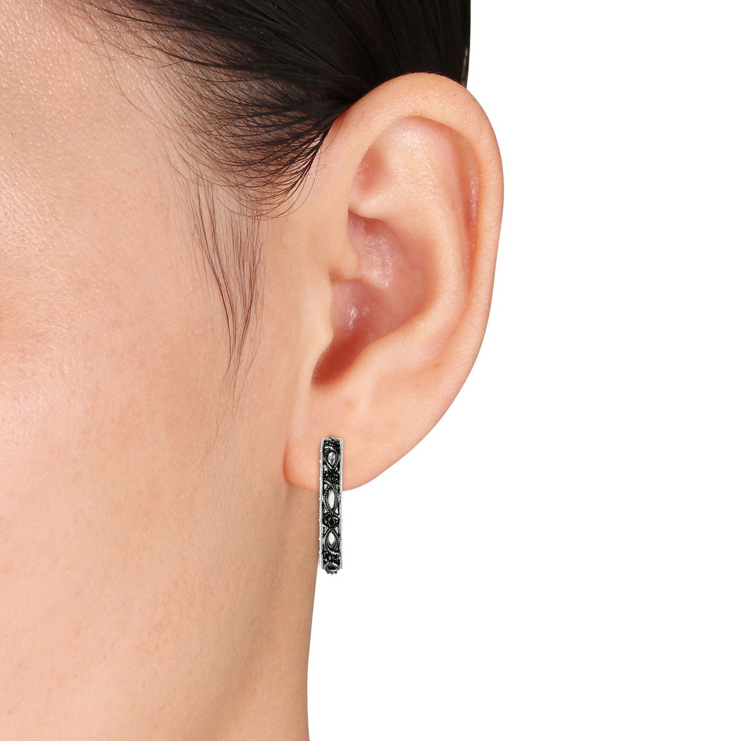 Anneaux d'oreille Asteria avec diamants noirs 1/10 CT poids total en argent sterling