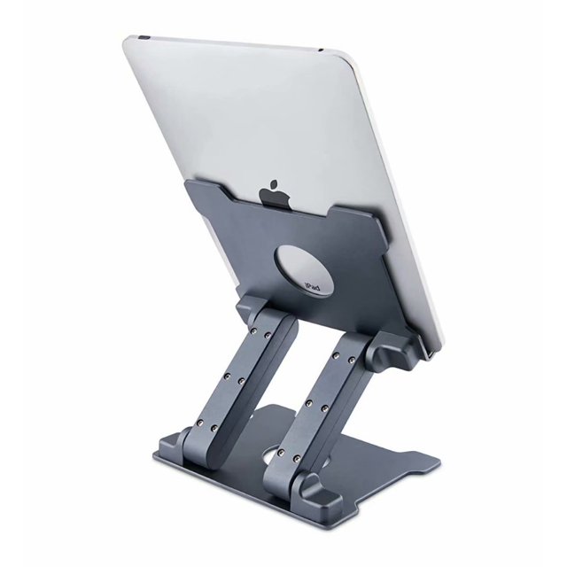 Support de Tablette de Qualité, Ajustable et Pliable, en Aluminium avec une construction Robuste, Montré Tenant une Tablette en position Verticale. le Support Est compatible avec les Appareils jusqu'à 15 Pouces, Y Compris les Séries iPad, les Tablettes Microsoft Surface et les Tablettes Samsung Galaxy. Il Présente une Finition Argentée, un Support en Plastique et une base en Aluminium avec un Trou pour Augmenter la Circulation d'Air. Idéal pour le Jeu, le Regardage de Vidéos, la Lecture et la Dactylographie.