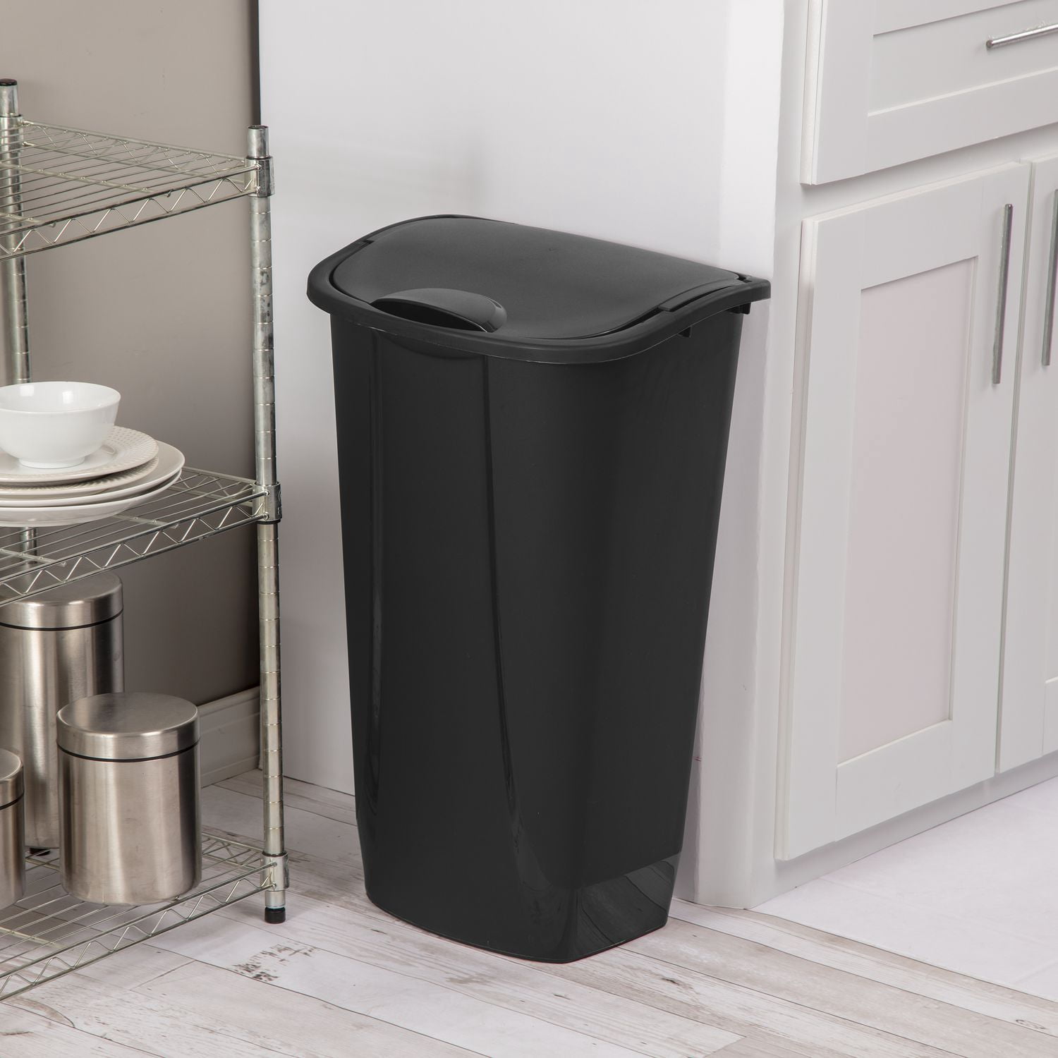Poubelle avec couvercle basculant Sterilite de 42 litres en noir