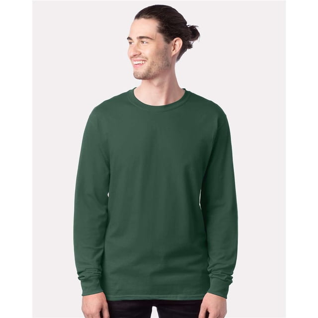 Hanes Essential-T T-Shirt à Manches Longues de Couleur Vert Foncé Uni, avec Col Rond Classique et Coupe Décontractée. Fabriqué en Tissu Doux et durable, Ce T-Shirt Polyvalent à Manches Longues Convient au Port Décontracté. le Modèle Est Montré Portant le T-Shirt sur un Fond Blanc Uni.