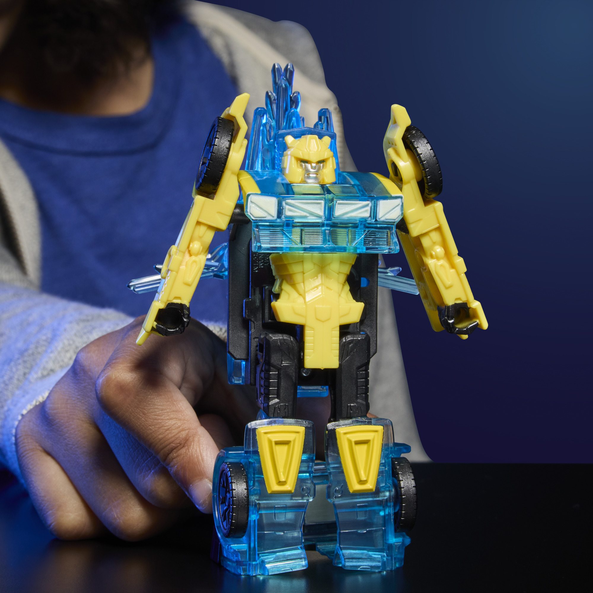 Transformers CYBERWORLD Energon Surge Cyber Changers en armure, figurine Bumblebee