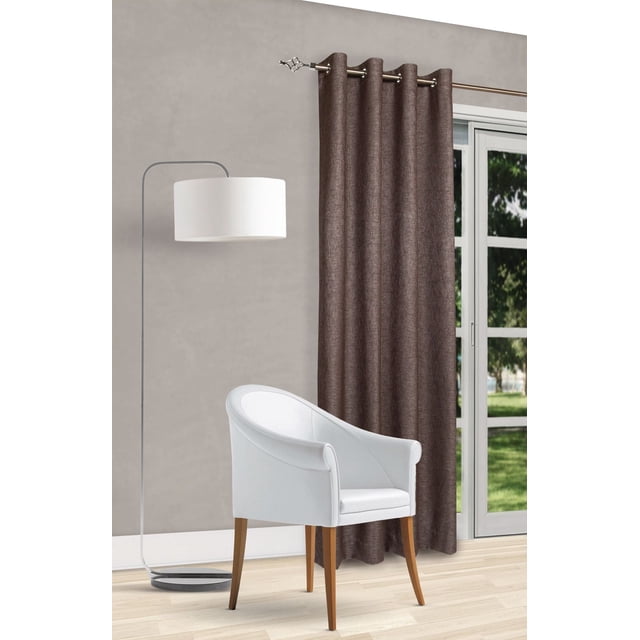 Gouchee Design Abigail Panneau Occultant Brun avec 8 Oeillets Métalliques Argentés sur une Tige Métallique Décorative, Montré dans une Pièce Moderne avec un Fauteuil Rembourré Blanc et une Lampe sur Pied, Couvrant Partiellement une Porte Coulissante en Verre. Ce Rideau Assombrissant Réduit la Lumière et le Bruit, Idéal pour les Aires de Vie.
