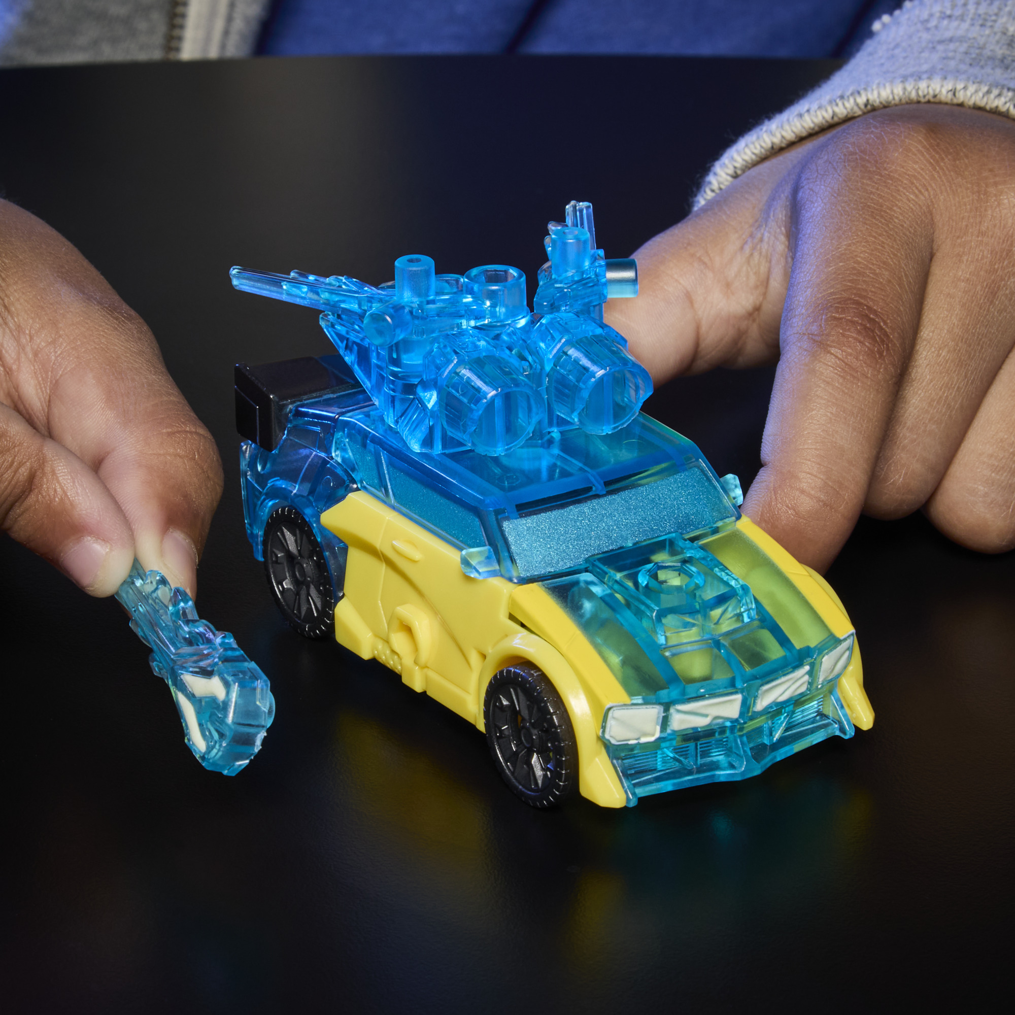 Transformers CYBERWORLD Energon Surge Cyber Changers en armure, figurine Bumblebee