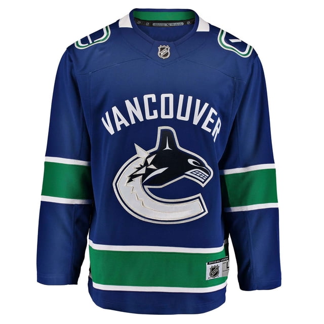 Vancouver Canucks LNH Premier Chandail de Hockey Réplique Domicile pour Jeunes en Bleu avec accents Verts et Blancs. Présente le logo de l'Équipe Brodé sur la Poitrine avant, le logo du Bouclier LNH sur l'Insertion de Col avant, et la Marque Reebok sur le Dos, le Cou et l'Épaule. Fabriqué en 100 % polyester avec une Piqué Extensible Bidirectionnelle et des inserts en Maille Unie pour la ventilation. Comprend un Ruban de Marque LNH à l'Intérieur du Dos du Cou et une Étiquette de jock avec Taille alpha Cousue en Bas à l'Avant