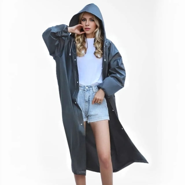 Outdoor Umbrella for Travel with Compact Design and Wind-Structure for Everyday Use and Emergency Situations. A model wearing a durable, solid-color hooded raincoat made of EVA material, paired with a compact travel umbrella designed for wind resistance and portability. The raincoat features a modern, elegant style with a length extending below the knees, suitable for heights between 150-188cm. The umbrella is lightweight and easy to carry, ideal for emergency situations and everyday use.