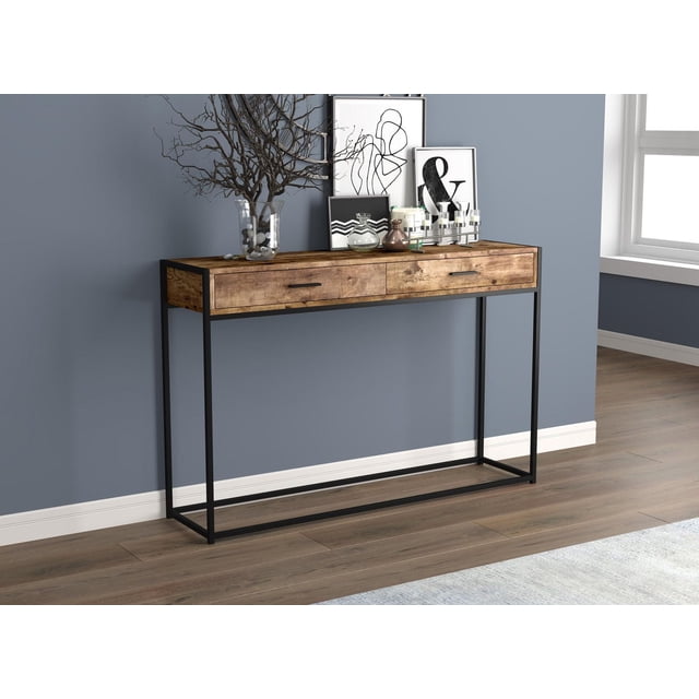 Safdie & Co. Table Console 48 L Brun Bois Récupéré 2 Tiroirs Métal Noir avec Dessus Rectangulaire en Bois Récupéré et Pieds de Cadre en Métal Noir, Positionnée contre un Mur Bleu-Gris sur Plancher de Bois. Elle Présente Deux Tiroirs Spacieux et un design Moderne Robuste. Conçue avec un vase en Verre Tenant des branches Nues, des Imprimés Abstraits Encadrés et des Porte-Bougies, Elle s'Intègre Bien aux Salons Ou aux Couloirs et Convient au Rangement et à l'Exposition Fonctionnels.