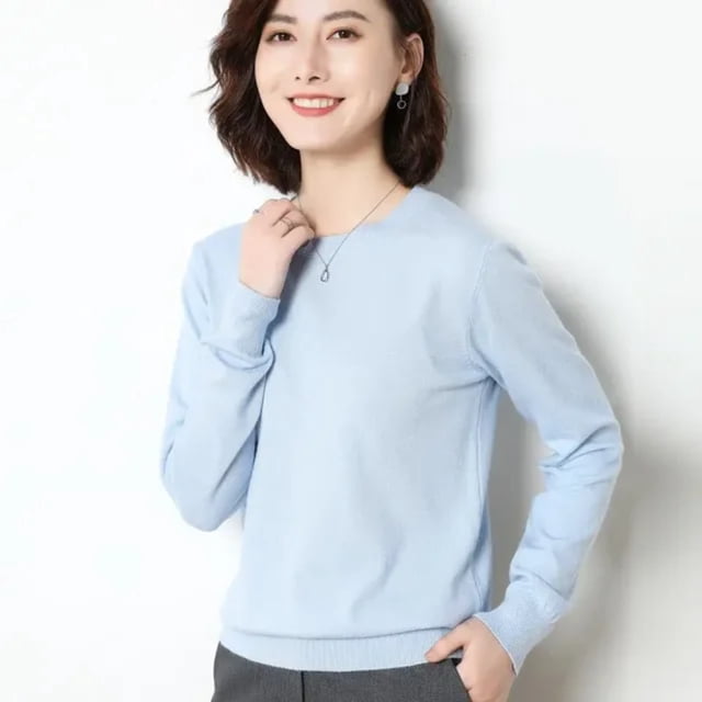 LNGOOR Chandail pour Femmes 2024 à Col Rond à Manches Longues, Chandail en Tricot Bleu Pâle. Ce Tricot Ajusté Présente un Ourlet Côtelé et des Poignets, Conçu pour l'Automne et l'Hiver. Le Modèle l'Agence avec un Pantalon Gris, Mettant en Valeur Sa Polyvalence pour les Contextes Décontractés Ou Semi-Formels.