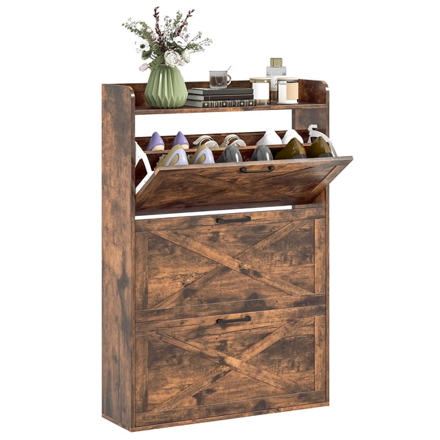 HOMCOM Armoire à Chaussures Étroite Armoire de Rangement pour Chaussures de Style Ferme en Brun Rustique avec Trois Tiroirs Basculants à Deux Niveaux, Pouvant Accueillir jusqu'à 24 Paires de Chaussures. Présente un design de Porte de Grange, des Séparateurs Ajustables pour Divers types de Chaussures et un Dessus de Table Clôturé pour la Déco Ou les Essentiels. design Mince Idéal pour les Petites Entrées.
