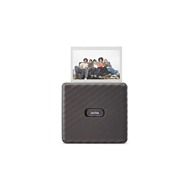 Fujifilm Instax Link Wide Imprimante en Gris Moka, Montrée Imprimant une photo Grand Format d'Un Groupe de Personnes. le design compact et Texturé Présente un logo central « Instax ». Cette Imprimante pour Téléphone Intelligent Se Connecte Sans Fil via Bluetooth et Est compatible avec Instax Wide instant film (Vendue Séparément). Elle Offre des Fonctionnalités comme des Gabarits Personnalisables, l'Intégration de code QR, et une Application Téléchargeable Gratuite pour l'Édition et la Personnalisation.