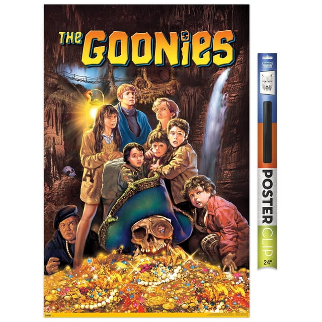 The Goonies - Affiche Murale sur une Feuille, 22,375 Po x 34 Po Représentant des Enfants Rassemblés Autour d'Un Crâne de pirate Portant un Chapeau Bleu au Sommet d'Un Trésor de Pièces d'Or et de Bijoux à l'Intérieur d'Une Grotte avec une Cascade et un Pont de Corde. l'Affiche Brillante Est Idéale pour l'Encadrement Ou à Accrocher avec des Pinces.