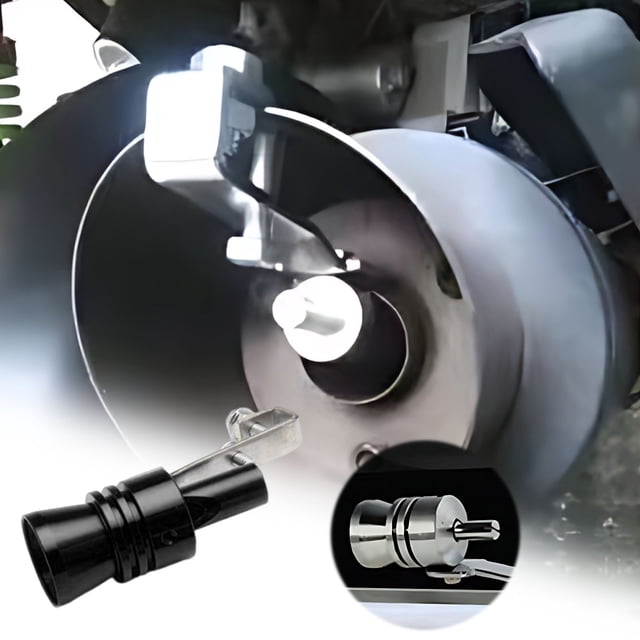 Microphone de Sifflet de Turbine Modifié pour Voiture, Simulateur de Son pour Tuyau d'Échappement de Moto, Sifflet de Gorge Arrière Affiché en Gros Plan. le Sifflet Noir et Argent Est Fixé de Façon Sécuritaire au Tuyau d'Échappement, Améliorant la performance du Moteur et Produisant un Son turbo distinct. Idéal comme Accessoire de Moto, Il Offre un Contrôle Sonore Ajustable, un design Épuré et une installation Facile.