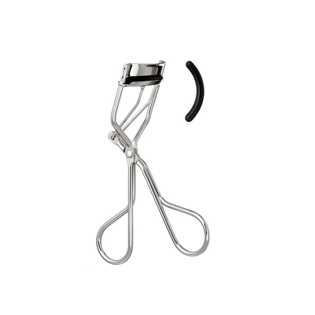 e.l.f. cosmetics Boucleur de Cils avec Cadre en Métal Argenté et Coussinet en Caoutchouc de silicone Noir, avec un design Courbé Spécial pour Toutes les Formes d'Oeil, Montré Orienté vers l'Avant sur Fond Blanc, Convient au Bouclage Naturel, Sans Dommages et à une Forme de Cils Longue Durée.