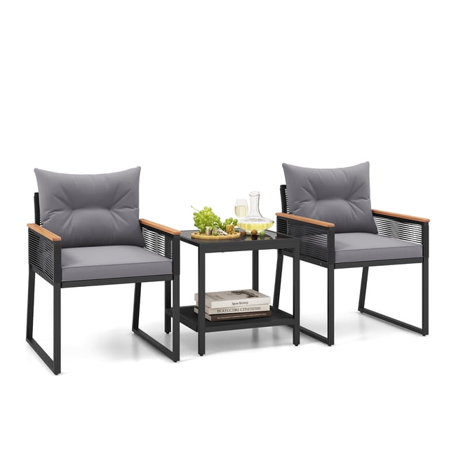 Gymax Ensemble de Mobilier de Patio 3 Pcs Chaises en Rotin PE Osier avec Table Basse à 2 Niveaux et Dossier Souple. l'Ensemble Comprend Deux Chaises en Rotin Noires avec Coussins Gris et Accoudoirs en Bois d'Acacia, Assorti à une Table Basse en Métal Noire avec Dessus en Verre Trempé et une Tablette de Rangement Inférieure. Conçu pour l'Extérieur, les Chaises Sont Soutenues par un Cadre Métallique Robuste et Remplies de Coussins en Éponge à Haute Densité pour le Confort. la Table Basse Offre un Grand Espace pour les Essentiels, la Rendant Idéale pour les patios, les Jardins Ou les Environnements au Bord de la Piscine