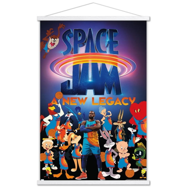 Space Jam : A New Legacy - Affiche Murale d'Équipe, 14,725 Po x 22,375 Po, Représentant des Personnages de Looney Tunes et un Joueur de basketball en Uniformes d'Équipe Syntonisée Se Tenant Ensemble sur un Fond Bleu Foncé avec le Titre du Film en Grandes Lettres Bleues et orange au-Dessus, Idéal pour l'Art Mural de Chambre Ou de Bureau.