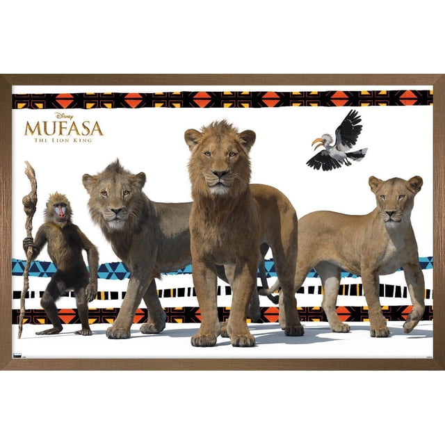 Disney Mufasa : Le Roi Lion - Affiche Murale de Groupe Représentant Trois lions et un Babouin Tenant un Bâton en Bois, avec un Calao Volant au-Dessus, sur Fond Blanc avec des Motifs Tribaux Africains Horizontaux en orange, Noir, Bleu et Blanc, Imprimée sur Papier d'Affiche Lustré.