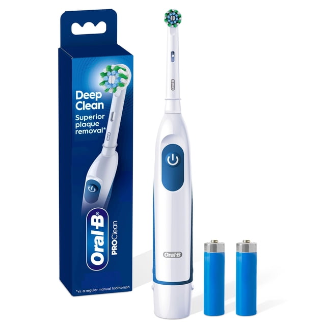 Oral B Pro Brosse à Dents à Piles Clean, Nettoyage en Profondeur - Blanc, avec une Tête de Brosse Ronde avec des Poils Multicolores en Forme de X pour une Élimination Supérieure de la plaque, un Manche Blanc et Bleu avec un Bouton d'Alimentation, et Deux Piles AA Incluses, Affichées à Côté de Son Emballage Bleu Mettant en Valeur la Minuterie Intégrée.