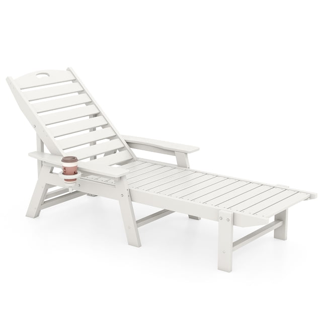Gymax Chaise Longue de Patio en HDPE Inclinable, Blanc, avec Dossier Réglable à 4 Positions. Fabriquée en Matériau HDPE Résistant aux Intempéries, Elle Présente un Siège à Lattes, de Larges Accoudoirs et un Porte-Gobelet Rotatif. la Chaise Mesure 77 Pieds'-66,5 Pieds' x 29,5 Pieds' x 12,5 Pieds'-35 Pieds' (L x L x H) et Supporte jusqu'à 330 Lb. Idéale pour la Détente en Plein Air dans les Jardins, au Bord de la Piscine Ou sur les patios.