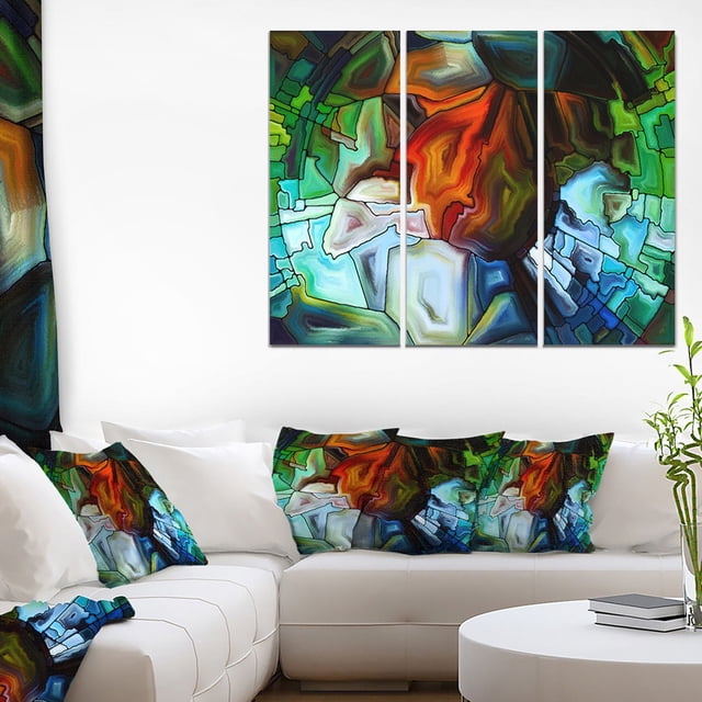 Design Art Abstrait Vitrail Design Impression sur Toile Galerie Enveloppée de Trois Panneaux Présentant des Formes Géométriques Vibrantes dans des Tons Vert, Bleu, orange et Brun, Affichée au-Dessus d'Un sofa Sectionnel Blanc avec Coussins Assortis, Convient pour Rehausser la Déco Maison Moderne.