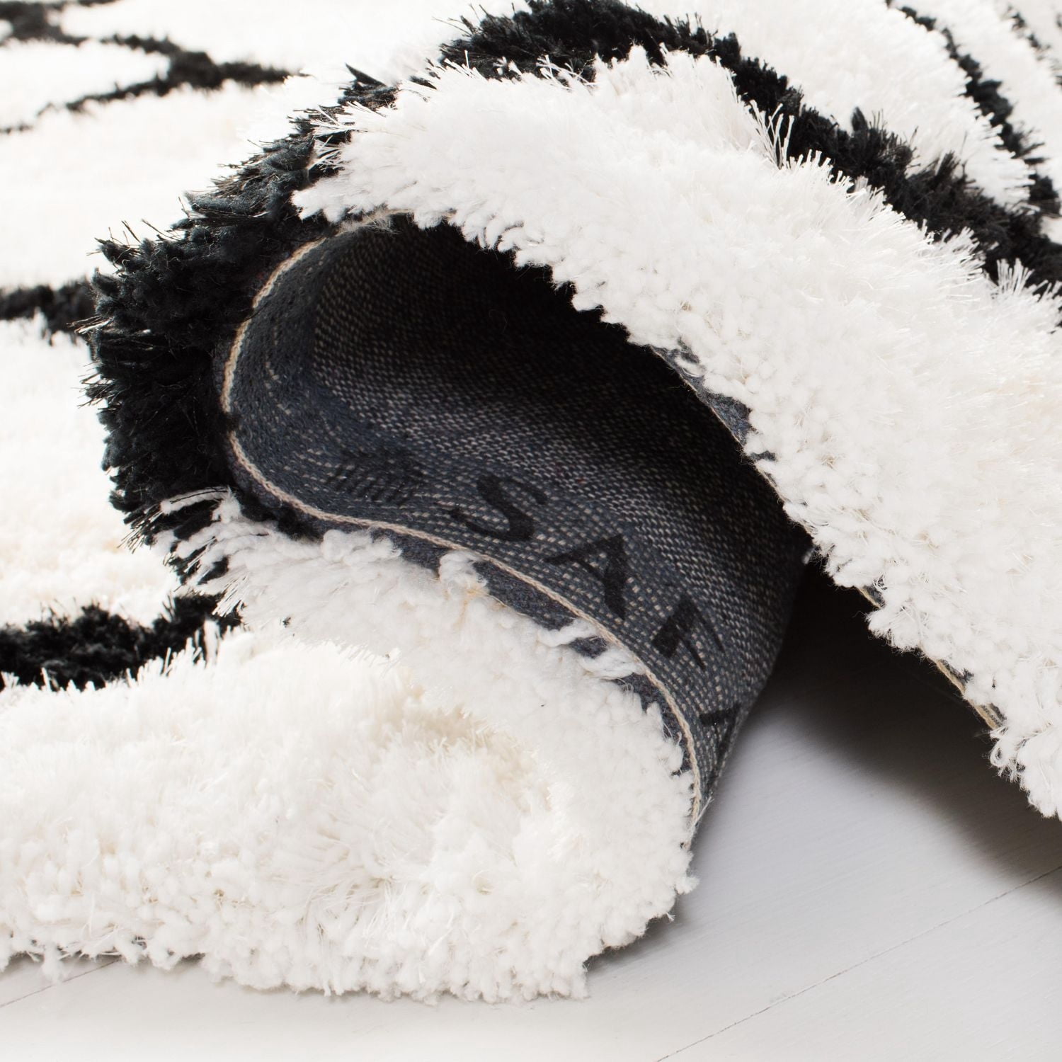 Safavieh Barcelona Anabelle Tapis Peluche Shag Géométrique