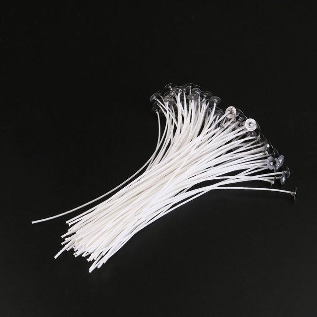 STRANDCHIC 100pcs candle wicks made of premium cotton, shown in a bundle with pre-waxed and tabbed design. These 12cm (4.7-inch) low-smoke wicks are suitable for DIY candle making and work with soy, gel, or paraffin wax. The wicks are displayed on a black background, highlighting their white color and metal tabs.