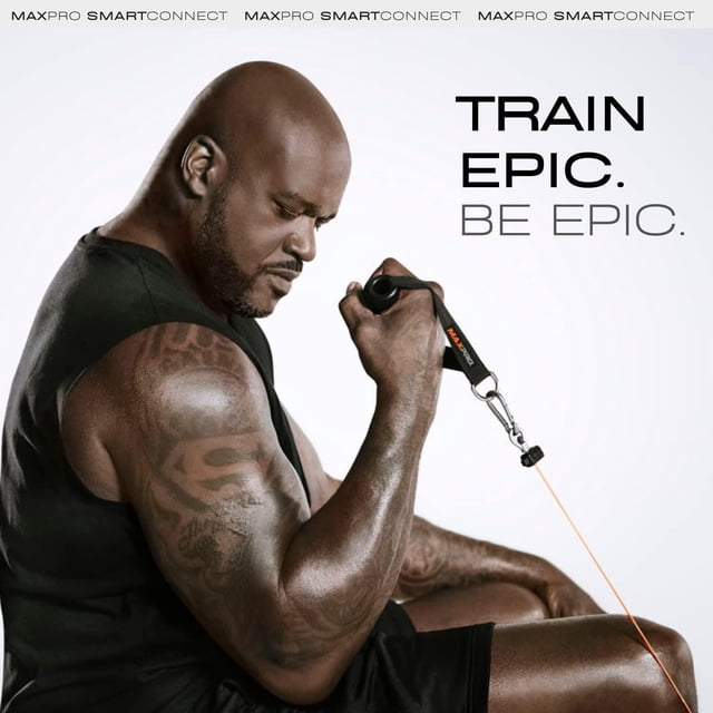 MAXPRO Smart Connect Système Portable de Gym et de Banc Utilisé par une Personne Musclée Qui Exécute une Courbure du Biceps à l'Aide de la Poignée d'Entraînement Noire Fixée à un Cordon de Résistance orange, sur Fond Blanc avec le Texte « Train EPIC. BE EPIC. »