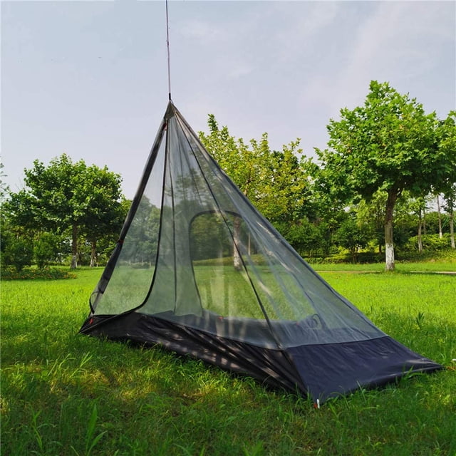 Tente Demi-Maille Ultralégère pour Tente Chaude 1-2 Personnes, Camping en Maille Exposé dans une Aire Extérieure Gazonnée. Cet Abri de Camping Présente une Forme Demi Tipi avec un design en Maille Respirante pour Empêcher les Insectes d'Entrer. la base Est Fabriquée en Tissu nylon Imperméable Enduit de Silicone 210D pour la Durabilité et la protection contre l'Humidité. Léger et Convient à une à Deux Personnes, Il Comprend des Chevilles de Tente pour une Installation Rapide.