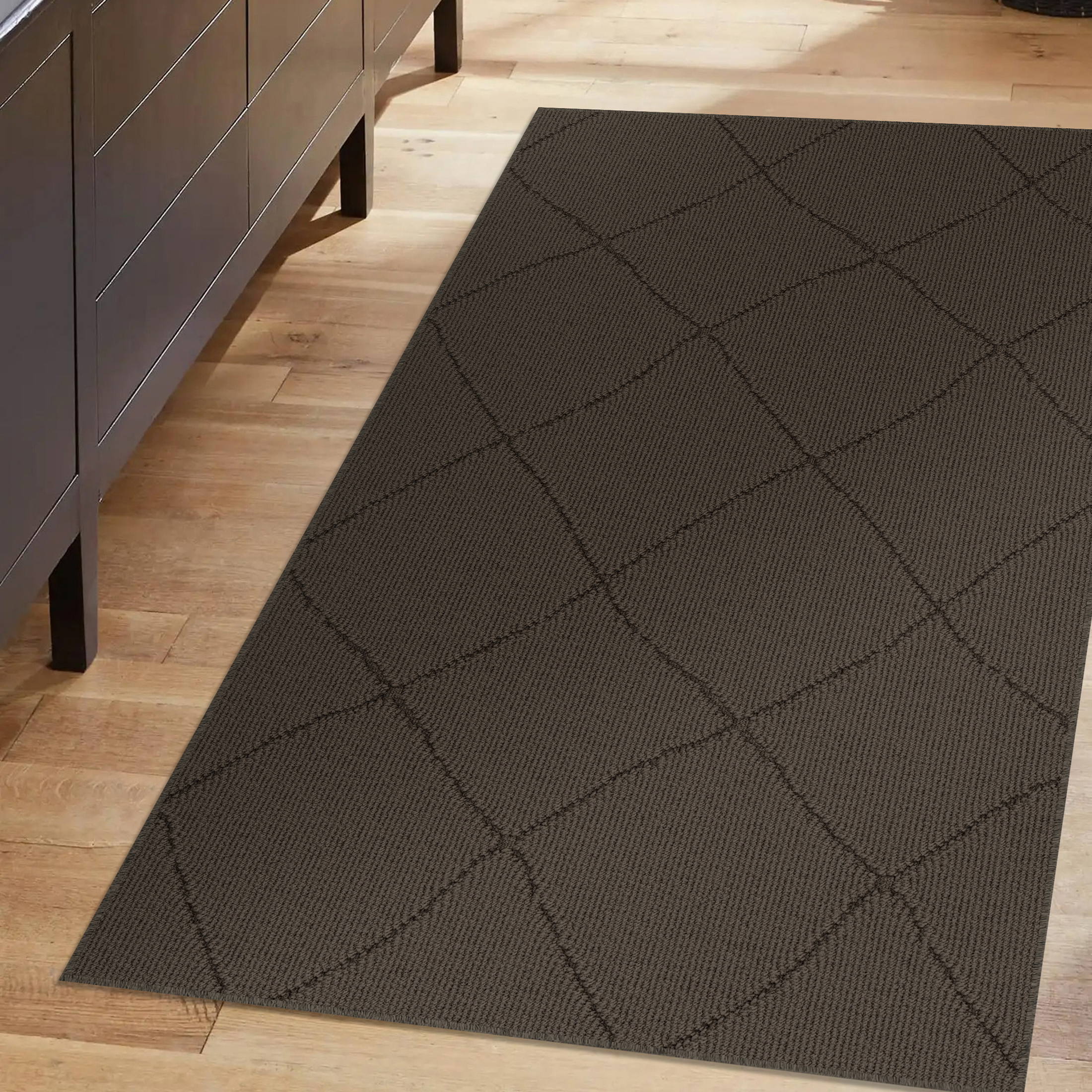 Mainstays tapis d’appoint intérieur moderne géométrique brun foncé, Touffeté à la machine, 29 po x 45 po , lavable à la machine, endos antidérapant