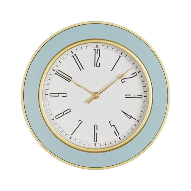 HOMETRENDS Horloge Murale avec un Cadre en Plastique Bleu Pâle de 12 Pouces de Diamètre, Accentuée d'Une Bordure Dorée, Cadran Blanc avec Chiffres Noirs, Aiguilles des Heures et des Minutes Dorées, et une Lentille en Verre Protectrice. Elle Fonctionne avec un Mouvement à quartz pour une Mesure Précise de l'Heure et Est Idéale pour Rehausser la Déco de la Maison.