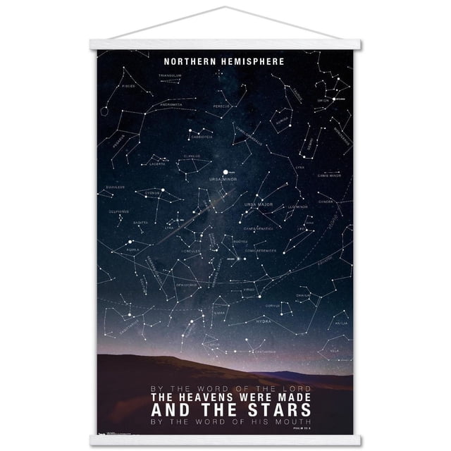 Affiche Murale d'Étoiles, 22,375 Pouces x 34 Pouces Affiche une Carte d'Étoiles de l'Hémisphère Nord avec des Contours et Étiquettes de constellation Blancs Incluant Ursa Major, Orion et Cassiopée sur un Ciel Nocturne Bleu Foncé au-Dessus d'Une silhouette de Montagne, Présentant la Citation du Psaume 33:6 sur les Cieux et les Étoiles au Bas, Idéale pour la Déco de Chambre Ou une Présentation Éducative.