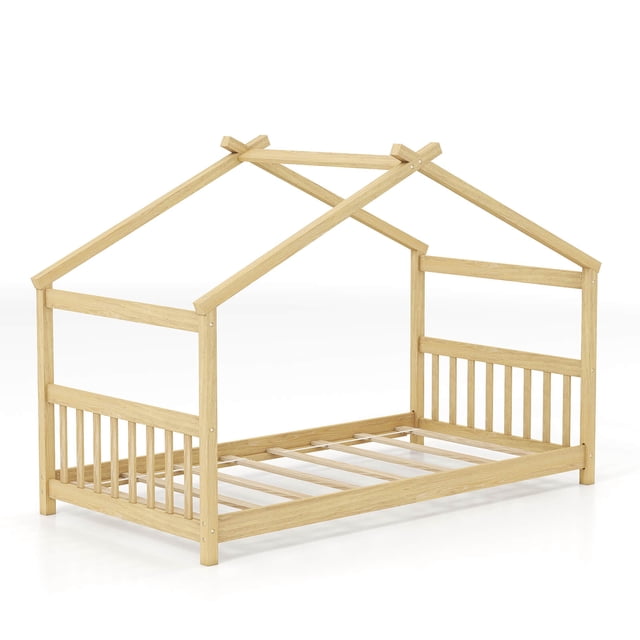 Costway Lit Cabane Format Simple avec Toit, Lit Bas au Sol en Bois à Fini Naturel. le Lit Présente un Cadre en Forme de Maison avec avant-Toit Ouvert, Permettant une Décoration Créative avec Rubans, Lumières Ou Tentes. Fait de Bois de Pin Massif et de Contreplaqué, Comprend 8 Lattes en Bois Robustes pour Soutien de Matelas, Éliminant le Besoin d'Un Sommier. la Conception à Profil Bas Assure un Accès Facile pour les Enfants, Tandis Que la Tête de Lit et le Pied de Lit Offrent un Confort Accru. les Dimensions Sont de 82 Pouces de long, 42 Pouces de Large et 56