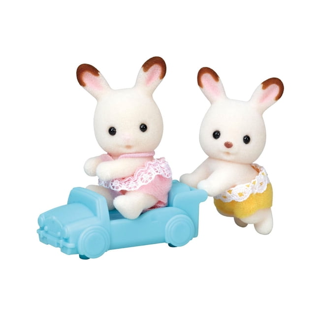 Calico Critters Jumeaux de Lapins Marelle, Ensemble de 2 Figurines de Poupées Miniatures de Collection Mettant en Vedette Deux Lapins Blancs Floqués avec des Oreilles à Bout Brun; l'Un Vêtu de Vêtements Bordés de Dentelle Rose Assis dans un Chariot Poussé Bleu Pâle, l'Autre en Tenue Bordée de Dentelle Jaune le Poussant, Tous Deux Articulés avec Têtes Rotatives, Convenant au Jeu Imaginatif de Maison de Poupée.