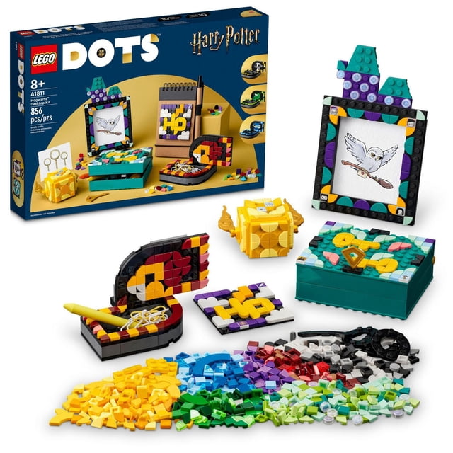 LEGO DOTS Hogwarts Kit de Bureau 41811 Présente Quatre Accessoires de Bureau à Thème Harry Potter : un Porte-Billets Jaune et Doré, une Boîte à Bijoux Verrouillable Turquoise avec des Motifs de Carreaux Floraux, un Plateau en Forme d'Foulard Rouge et Noir, et un Cadre photo Debout Décoré de Carreaux Violets et Sarcelle Affichant une Hibou sur un Balai, illustration, Accompagné de Carreaux LEGO Colorés Assortis pour une Décoration Créative.