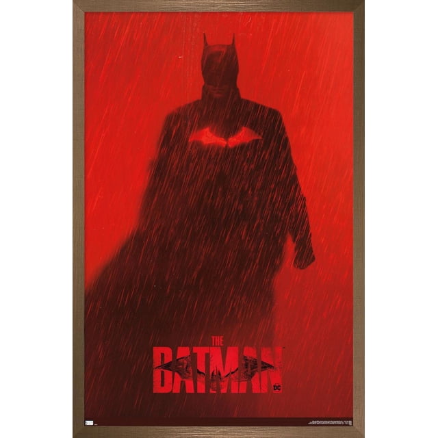 DC Comics Film The Batman - Affiche Murale Teaser Batman en une Feuille, 14,725 Pouces x 22,375 Pouces, Représentant une silhouette de Batman Orientée vers l'Avant avec un Emblème de Chauve-Souris Lumineux sur Sa Poitrine sous la Pluie sur Fond Rouge, Encadrée en Bois Brun, art Mural Idéal pour la Déco de la Maison, le Bureau Ou la Décoration de Fête à Thème.
