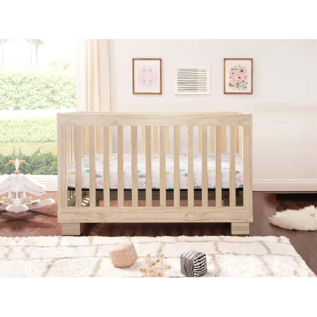 Concord Baby Brady Lit de Bébé 4-en-1 avec Tiroir en Fini Bois Naturel Blanchi, Cadre à Lattes en Bois Massif Orienté vers l'Avant avec Matelas Ajustable avec Motif pastel, Ensemble sur Plancher de Bois Franc Foncé avec Tapis Blanc, Mur de Chambre de Bébé avec Oeuvre Encadrée, et Jouet Cheval à Bascule en Bois Blanc à Proximité.