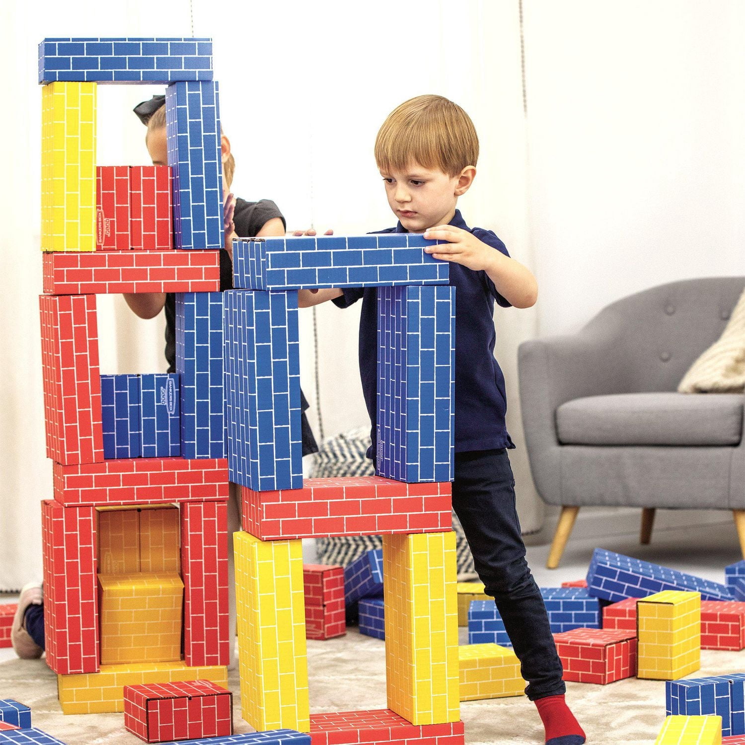 Boîte de construction en carton Bankers Box at Play. Comprend 40 blocs de 2 tailles différentes et 3 couleurs. À partir de 3 ans.