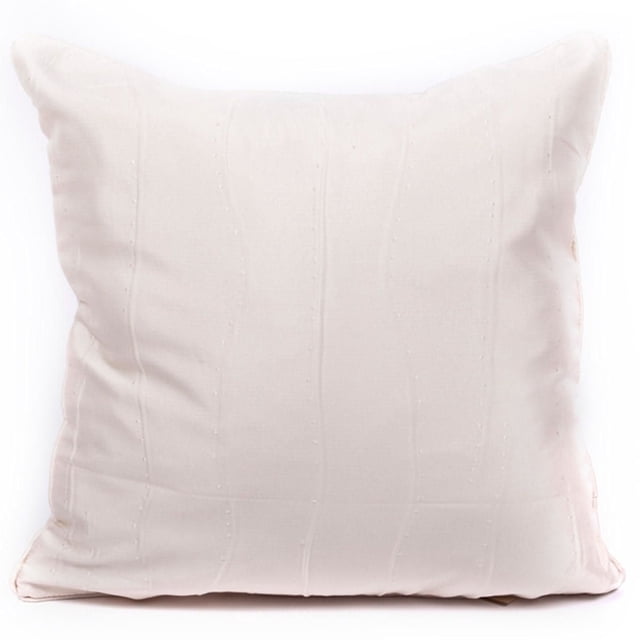Gouchee Design Flo Coussin de Couleur Naturelle, Coussin Décoratif Carré de 18 par 18 Pouces en Tissu Imitation Soie avec de Subtiles Rayures Ondulées Organiques et Rempli de Fibre de polyester Canadienne de Qualité Supérieure, Incluant une Fermeture Éclair pour un Entretien Facile, Montré Orienté vers l'Avant sur un Fond Blanc, Convient Aussi comme Coussin Lombaire Décoratif.