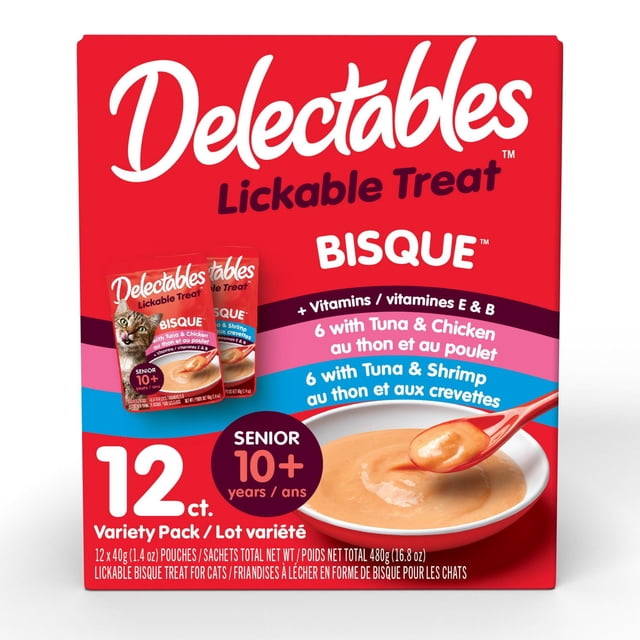 Delectables™ Gâterie Léchable Bisque Senior Lot de 12 Assortiment pour Chats avec 12 Sachets Individuels de 1,4 oz Combinant Poulet Tendre et Thon Ou Thon et Crevettes en Lamelles dans une sauce Bisque Douce, Enrichie en Vitamines E et B pour Soutenir les Chats Âgés de 10+, Présentée avec une Cuillère de Bisque Crémeuse sur une Assiette Blanche.