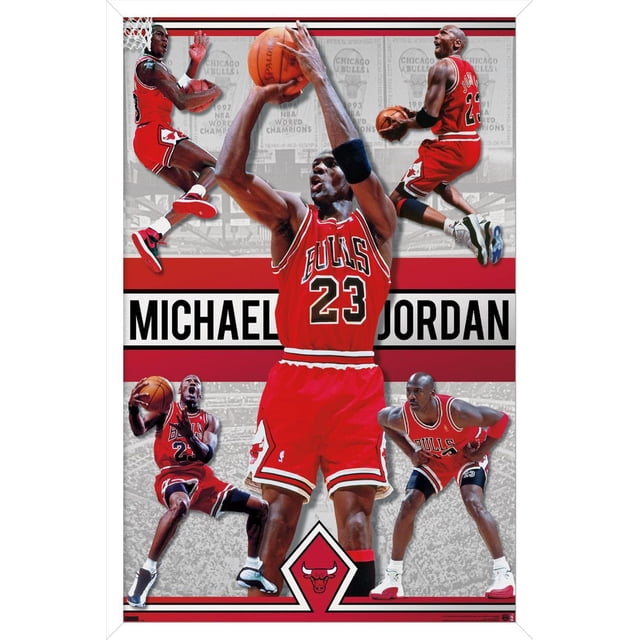 Michael Jordan - Affiche Murale Collage, 22,375 Po x 34 Po, Affichant Plusieurs Photos d'Action de Michael Jordan dans Son Uniforme Chicago Bulls Numéro 23 Rouge, Exécutant des Mouvements de basketball comme le Tir et le Dribble, sur Fond de Bannières de Championnat NBA Chicago Bulls et du logo des Bulls, Idéal pour une Déco Maison à Thème Sportif.