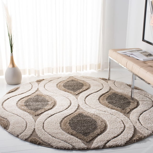 Safavieh Florida Declan Tapis Shag à Tourbillons Géométriques, Rond avec Poils Synthétiques Asymétriques en Tons crème et Brun avec Motifs de Tourbillons Géométriques et de Vignes Damassées, Posé sur un Plancher Clair Près d'Un Banc beige et vase Décoratif dans une Pièce Lumineuse, Idéal pour Ajouter de la texture et de la Chaleur aux Zones d'Accent.