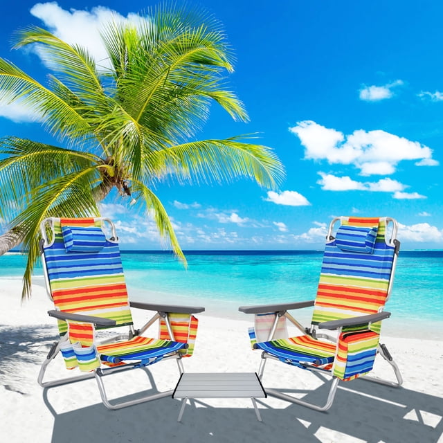 Costway Ensemble de 2 Chaises de Plage Pliantes Type Sac à Dos avec Table, Deux Chaises de Plage Inclinables Réglables aux Motifs Rayés Vibrants et une Table d'Appoint Pliable. Les Chaises Comportent des Appuie-Têtes Rembourrés, des Accoudoirs Élargis, des Porte-Gobelets et un design Léger et portable, Installées sur une Plage Ensoleillée avec des Palmiers et l'Océan en Arrière-Plan.