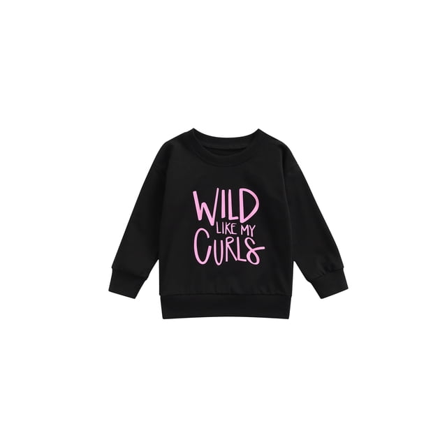 TheFound Chandails pour Bébé en Tissu de Coton Noir avec Encolure Ronde et Manches Longues. l'Avant Présente une Impression de Lettres Roses Lisant « Wild LIKE MY CURLS », Offrant un design Stylé et Ludique. Idéal pour les Bébés Filles de 1 à 6 Ans, Ce Chandail Décontracté Est Doux, Léger et Doux pour la Peau, Parfait pour l'Automne et l'Hiver. Convient à Agencer avec des Chandails, Pantalons Ou Jupes pour Bébé Fille.