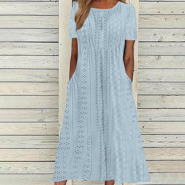 DPTALR Robe d'Été pour Femme, Confortable, Aguichant, Unie, avec Poches, Sans Manches, à Col en V, Teinte Bleu Pâle. la Robe Présente un design Décontracté et Confortable avec une Coupe Sans Manches, un Col en V et Deux Poches Latérales. Fabriquée en polyester Léger, Elle Convient aux Sorties Décontractées, aux Tenues de Plage Ou à la Détente. le Modèle Est Montré Portant la Robe devant un Fond en Panneau de Bois.