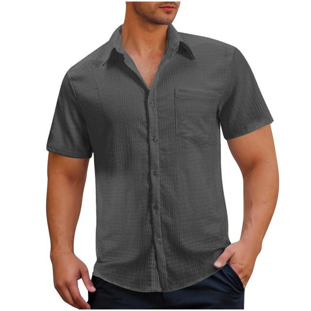 Admvng Chemises pour Hommes Décontractées Unies à Col Rabattu Boutonnées à Manches Courtes avec Poche P-3TG. Cette Chemise à Manches Courtes pour Homme Présente un design Uni avec un Col Rabattu, une devant Boutonné et une Poche Poitrine Simple. Fabriquée en Tissu Léger et Respirant, Elle Offre une Coupe Moderne Convient aux Sorties Décontractées, aux Événements Semi-Décontractés Ou au Port Quotidien. l'Ourlet Courbé et un style Polyvalent la Rend Facile à Agencer avec des chinos, des jeans Ou des shorts. Montré dans une Couleur Unie Foncée.