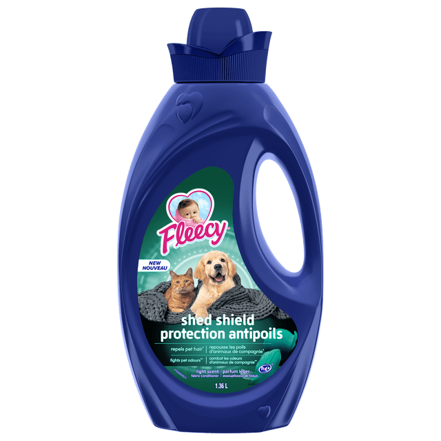 Fleecy Shed Shield Revitalisant Liquide pour Tissu, Bouteille Bleu Foncé de 1,36 L avec Poignée, Étiquette Montrant un Chien et un Chat sur une Couverture Grise, Formulé pour Repousser les Poils d'Animaux et Combattre les Odeurs d'Animaux avec un Léger Parfum, compatible HE pour Toutes les machines à Laver.