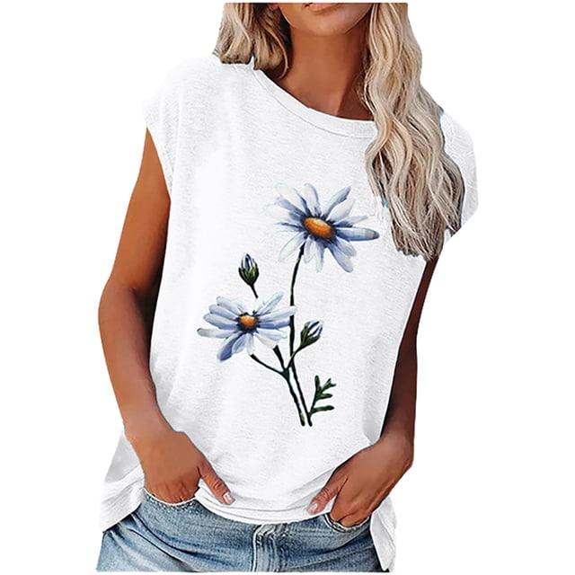 SHOPESSA Vêtements Grande Taille pour Femmes Mode T-Shirts Amples à Imprimé pour Femmes Col Rond Décontracté Manches Courtes Hauts Décontractés. l'Image Montre un T-shirt Blanc Coupe Ample avec un Motif Imprimé de Deux Marguerites, Présentant un Col Rond et des Manches Courtes. le Modèle l'Agence avec des shorts en denim, Mettant en Valeur une Tenue d'Été Décontractée. le Tissu Semble Extensible et Léger, Convient pour Temps Chaud.