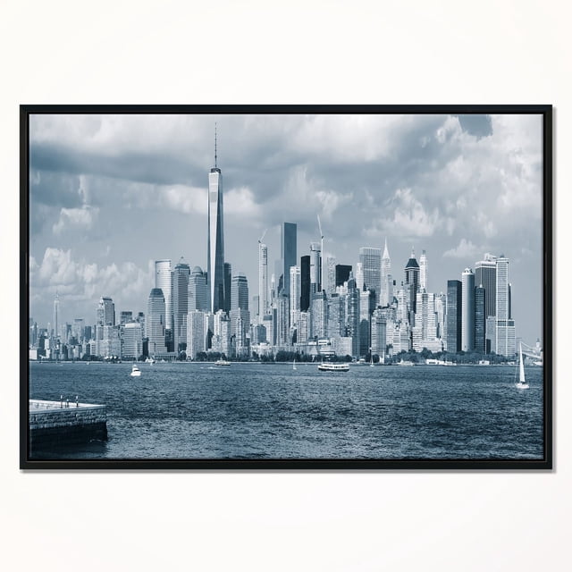 Design Art Panorama du Bas Manhattan Noir et Blanc Impression sur Toile Encadrée Montrant une Vue Panoramique Noir et Blanc de la Ligne d'Horizon du Bas Manhattan avec un Centre Commercial Mondial et d'Autres Gratte-Ciel au-Dessus d'Eau Calme sous un Ciel Nuageux. la Toile Enveloppée de Galerie Est Tendue sur un sous-Cadre en Bois de 1 Po et Ensemble dans un Cadre Flottant Noir, Prêt à Accrocher avec la Quincaillerie Incluse.