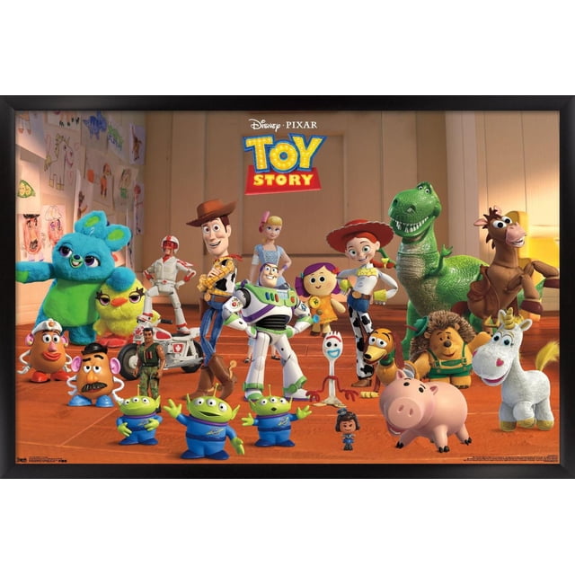 Disney Pixar Toy Story 4 - Affiche Murale Collage, 22,375 Pouces x 34 Pouces Encadrée Montrant une Vue Frontale de Personnages de Histoire de jouets Incluant Woody, Buzz Lightyear, Jessie, Rex, Bullseye, Hamm, Slinky Dog, Mr. Potato Head, Trois Extraterrestres Verts, Forky, et des Peluches Canard et Lapin sur un Plancher de Bois avec Mur à Panneaux beige et des Dessins pour Enfants en Arrière-Plan, Convient à la Déco de la Maison et aux Chambres d'Enfants