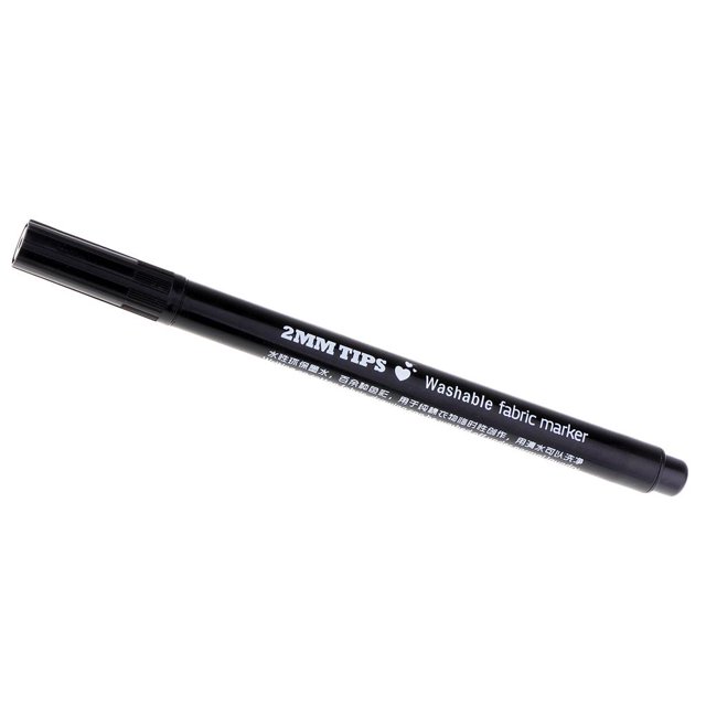 Stylo Marqueur Tour pour Tissu Lavable avec Pointe de 2 mm en Noir, Idéal pour des Lignes Précises et Lisses sur les textiles. Utilisé Souvent comme Stylo de Peinture textile pour des designs DIY sur Tissu, Chaussures, Sacs et jeans. Longueur d'Environ 14,6 cm (5,74 Pouces), avec Encre Lavable Qui Disparaît après Utilisation. Testez Toujours sur un Rebut avant de Marquer.